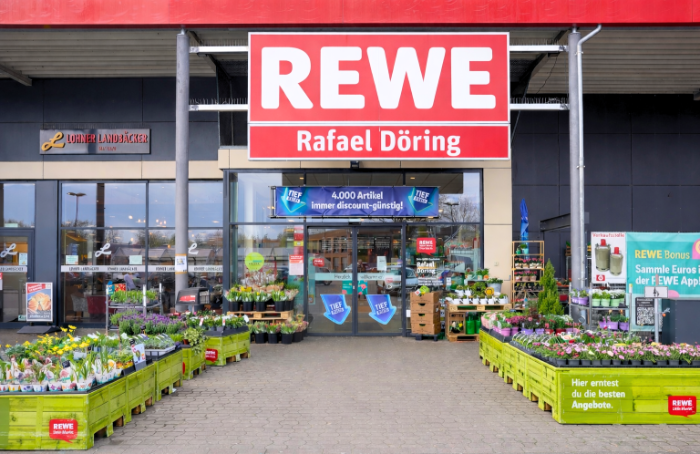 Buitenaanzicht van de REWE supermarkt aan de Friedrich-Ebert-Straße in Nordhorn