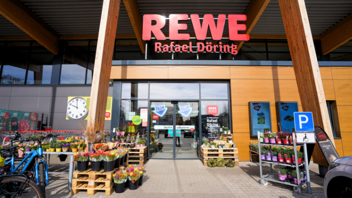 Buitenaanzicht van de REWE supermarkt aan de Neuenhauser Straße in Nordhorn
