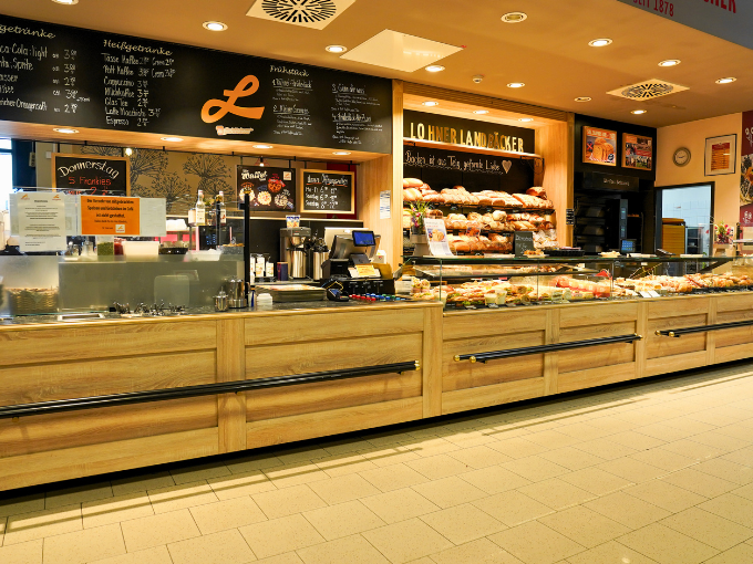 De bakkerijafdeling in de REWE Doering winkel