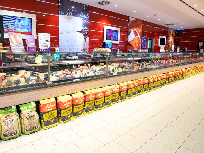 Versafdeling met vleeswaren, vlees en kaas bij REWE Doering