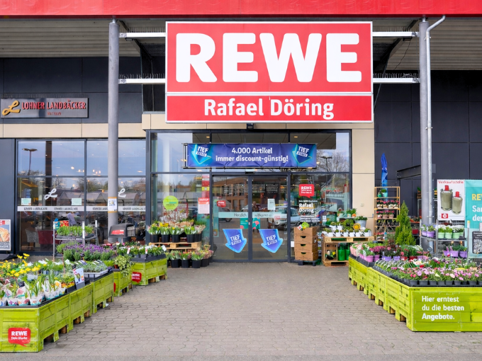 Buitenaanzicht van de REWE Doering supermarkt